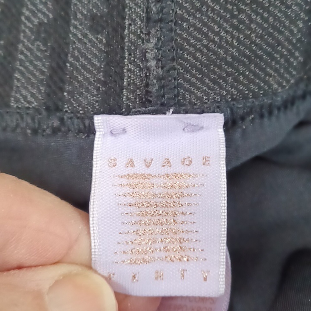 Savage X Fenty Black Leggings Sz.2X Side Leg Accents. L.28". EUC! - Picture 5 of 7